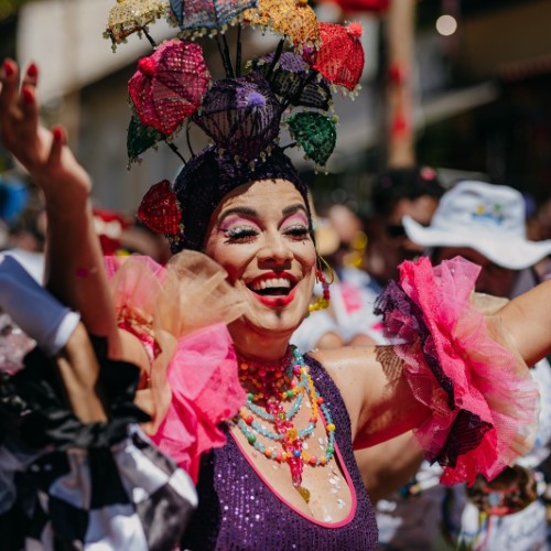 Juliana Maia recebe a Velha Guarda da Portela e Marquinhos de Oswaldo Cruz em domingo de carnaval e samba em Conservatória